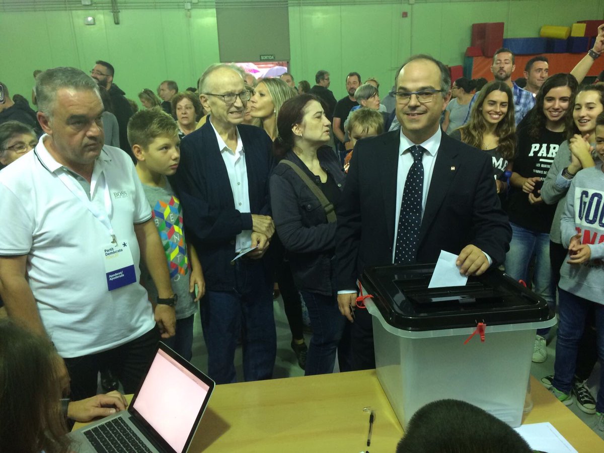 Jordi Turull casting his vote during the October 1 referendum (@jorditurull)
